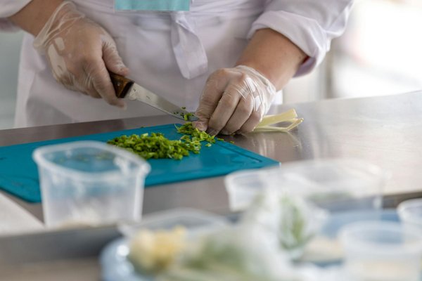 Mastering the art of an enticing live cooking station for your buffet restaurant: the definitive guide